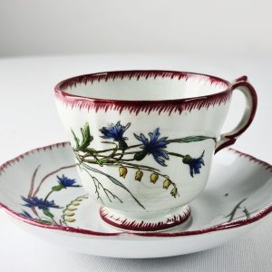 Superbe paire-tasse en faïence de Sarreguemines, modèle Papillon.