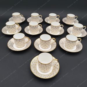Très belle suite de 12 paire-tasses à café en porcelaine à décor de fleurs de lys.