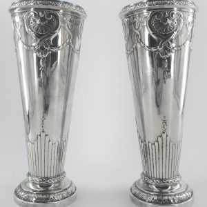 Ravissante paire de vases en métal argenté