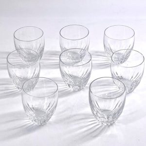 Amusante suite de 8 mini gobelets à liqueur en cristal de Baccarat modèle Massena