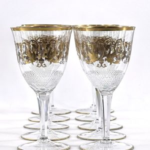 Suite de 10 verres en cristal de Bohème dorés