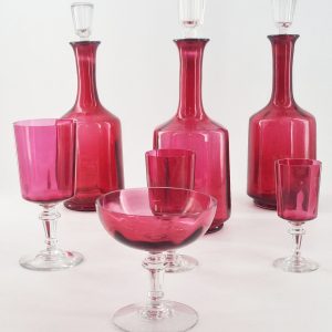 Très beau service de verres, couleur « gorge de pigeon », verrerie de Portieux, fin XIXème, 51 pièces.