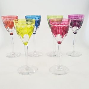 Magnifique série de 12 verres de couleurs en cristal doublé Val St Lambert